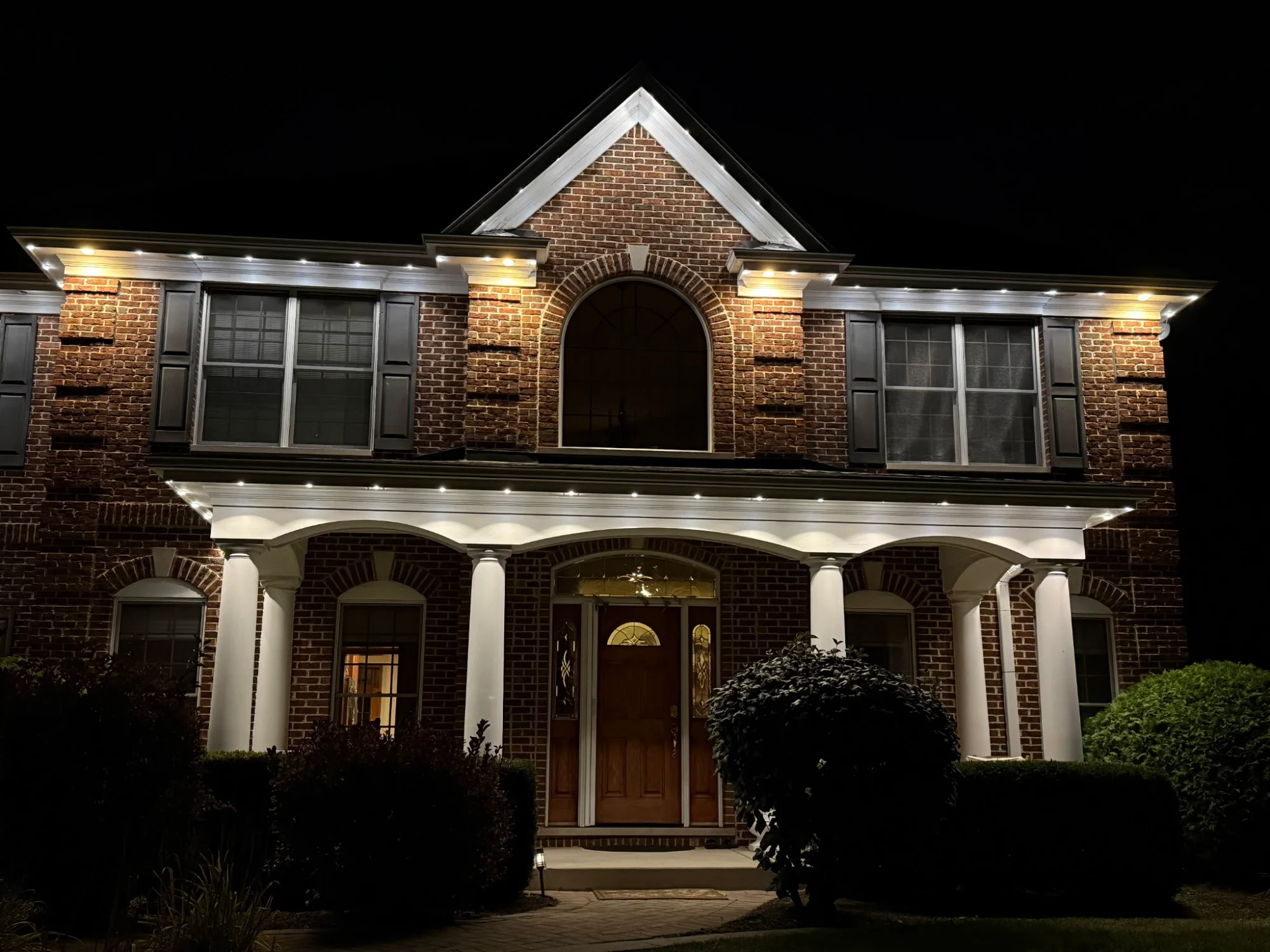 Permanent LED roofline lighting - year-round outdoor lights Highland Park